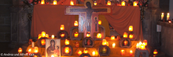 Altar mit Kerzen beim Taizégebet in kath. Stadtpfarrkirche Kemnath