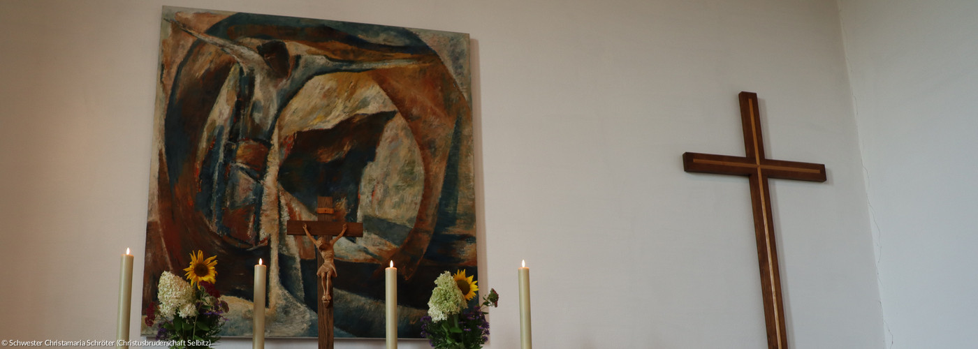 Altarbild in Friedenskirche mit Altar und großem Kreuz (Header)