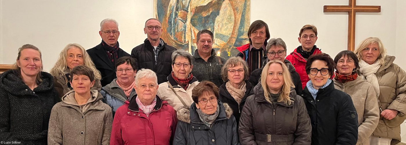 Gruppenbild mit allen Beteiligten und dem Kirchenchor des 50. Friedensgebet (Headerbild)