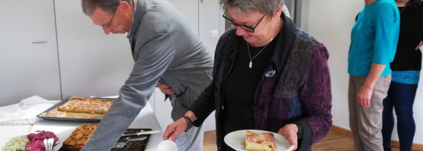 Pfarrerin Steiner und ihr Mann nehmen sich einen Kuchen