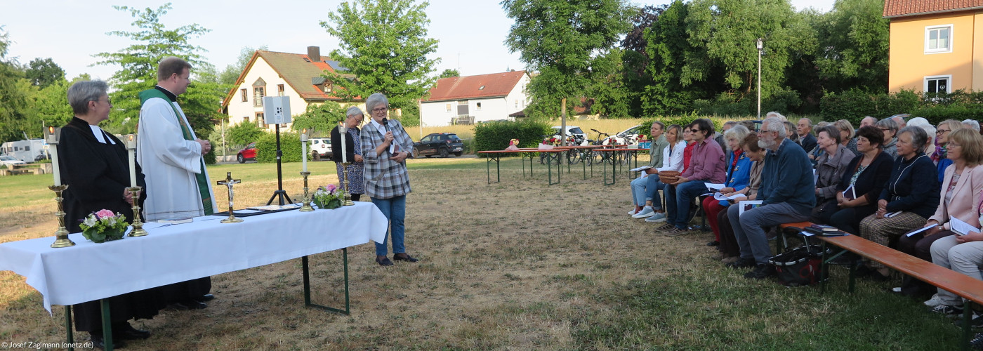 Pfrin. Steiner und Pfr. Kraus hören im Eisweiher-Gottesdienst der Projektvorstellung von Dr. Schraml zu