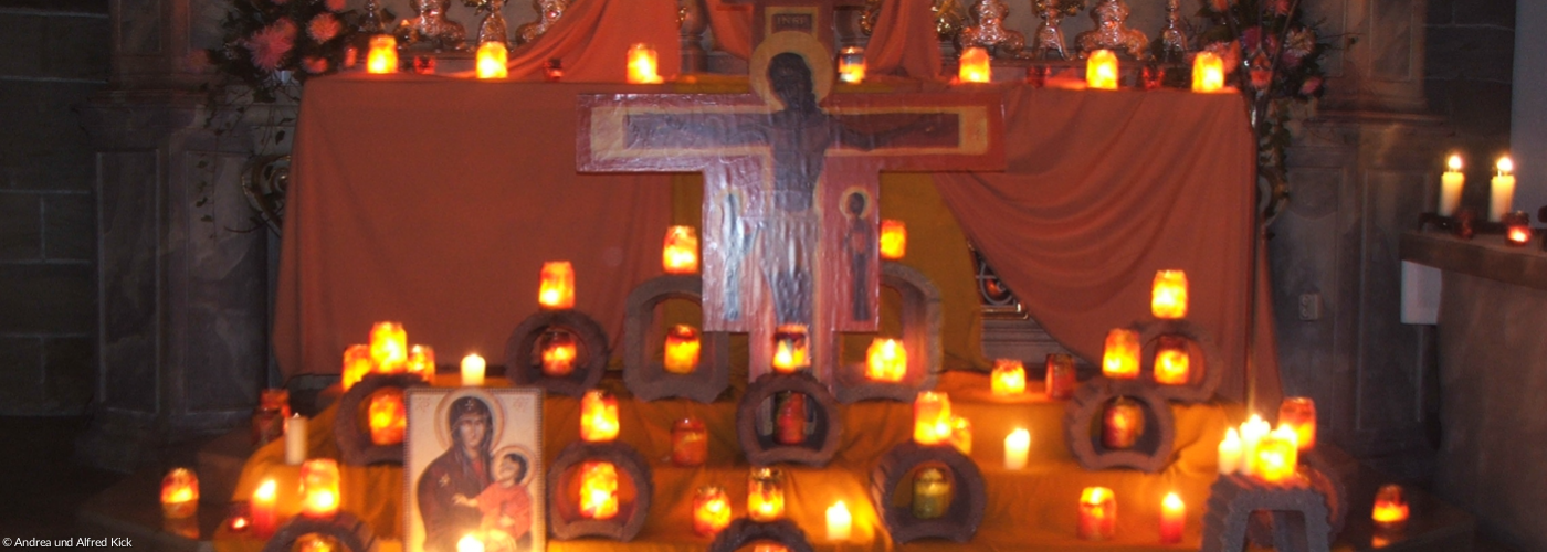 Altar mit Kerzen beim Taizégebet in kath. Stadtpfarrkirche Kemnath