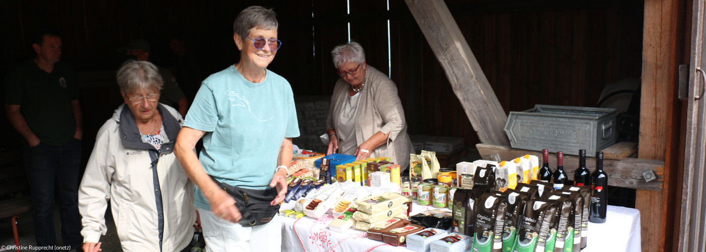 Fairtrade-Verkauf beim Freiluftgottesdienst auf der Burg Waldeck (25.7.2021)