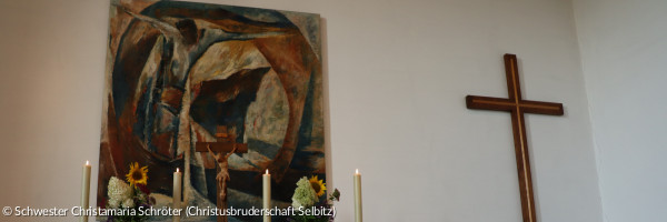 Altarbild in Friedenskirche mit Altar und großem Kreuz (Header)