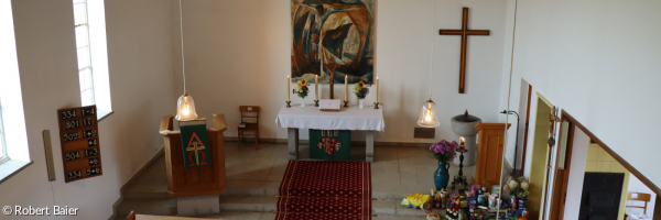 Altarraum mit Altarbild und Kreuz von oben als Headerbild (Erntedank 2023)