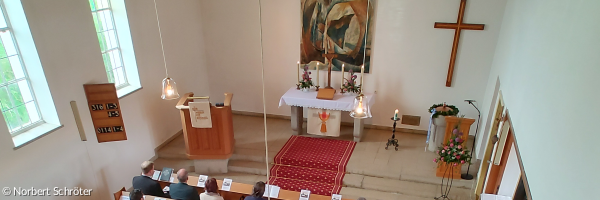 70 Jahre Friedenskirche – Altarbereich mit Kreuz und Gemeinde