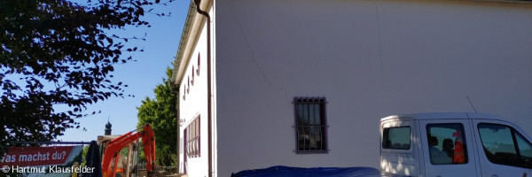 Baumaßnahmen zur Fassedentrockenlegung an der Friedenskirche (1. Bild, 07/2022)