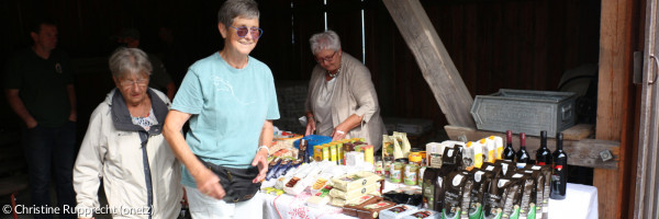 Fairtrade-Verkauf beim Freiluftgottesdienst auf der Burg Waldeck (25.7.2021)