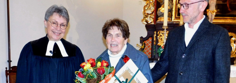 Frieda Graf nach der Ehrung mit Pfarrerin Steiner und Vertrauensmann Schlöger