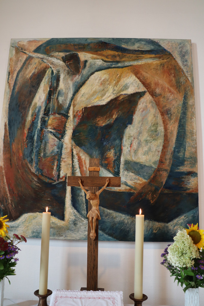 Altarbild „Ausgespannt“ der Friedenskirche in Kemnath (mit Kerzen und Kreuz) von Schwester Christamaria Schröter