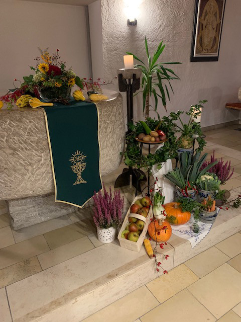 © Iris Abramowski: Erntedankgaben 2022 vor dem Altar
