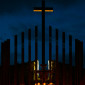 Taizékreuz und Kerzen abends vor dem Kreuz der Ägidius-Kapelle auf der Burg Waldeck