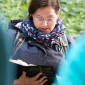 Pfarrerin Kathrin Spies liest aus einem Buch