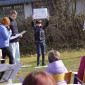 Steffi Danzer zusammen mit Kindern und Jugendlichen am Ostermontag beim Erzählen der Geschichte von der Raupe