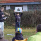Steffi Danzer zusammen mit Kindern und Jugendlichen am Ostermontag beim Erzählen der Geschichte von der Raupe