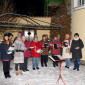 Gruppenbild des Kirchenchors „ProDeo“ am 3. Adventsfenster