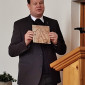 70 Jahre Friedenskirche – Pfr. Kraus mit Geschenk