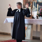70 Jahre Friedenskirche – Pfrin. Friederike Steiner beim Segen