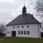 Friedenskirche in Kemnath mit Baum und Friedhofsmauer links #15