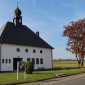 Friedenskirche mit Baum schräg von vorne #1