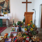 Erntedank 2024 mit Gaben, Lesepult und Altar in Kemnath (Hochformat)