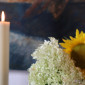 Kerze mit Sonnenblume vor dem Altarbild in der Friedenskirche Kemnath