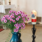Osterkerze mit Blumenstrauß in der Friedenskirche Kemnath