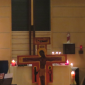 Altar des Altenheims für das Taizégebet, mit Kerzen, dem Taizékreuz und dem Kreuz