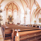 linker Seitengang der St. Johannis-Kirche mit für eine Hochzeit mit Luftballons geschmücktem Mittelgang (© Oskar Burkhardt)