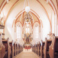 Mittelgang der St. Johannis-Kirche geschmückt mit Luftballons für eine Hochzeit und Blick von hinten auf den Altar (© Oskar Burkhardt)