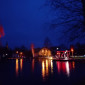 Eisweiher im Dunkeln mit erleuchteten Bäumen und Pavillon (Weihnachten 2023)