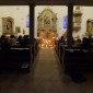 Die Gemeinde sitzt in der Armesberger Kirche und sieht den Taizé-Altar