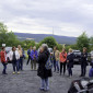 Pfarrerin Steiner begrüßt die Teilnehmenden an der Wanderung beim Mesnerhaus am Armesberg