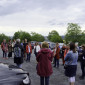 Die Teilnehmenden an der Wanderung stehen zusammen am Parkplatz