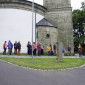 Teilnehmende stehen bei der 3. Wegstation seitlich an der Armesberger Kirche