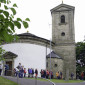 Die Armesberger Kirche von der Seite mit den Teilnehmenden