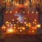 Altar der Stadtpfarrkirche Kemnath für das Taizégebet, mit vielen Kerzen, dem Taizékreuz und einer Ikone
