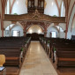 Mittelgang der St. Johannis-Kirche mit geschmückten Kirchenbänken sowie Orgel und Empore (© Norbert Schröter)