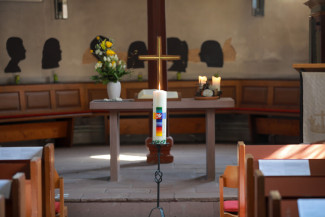 Osterkerze vor Altar