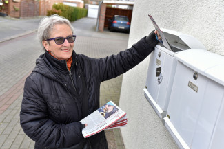 Ehrenamtliche Redaktion verteilt Zeitschrift in Briefkasten 4