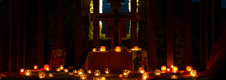  Taizékreuz und Kerzen abends vor dem Kreuz der Ägidius-Kapelle auf der Burg Waldeck