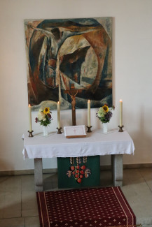 Altarbild in der Friedenskirche in Kemnath mit Kerzen, Kreuz und Altar