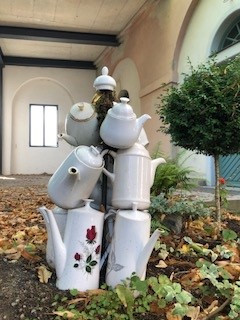 Café miteinander – ein Stapel von Kaffeekannen in einem Raum
