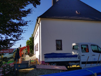 Baumaßnahmen zur Fassedentrockenlegung an der Friedenskirche (1. Bild, 07/2022)