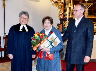 Frieda Graf nach der Ehrung mit Pfarrerin Steiner und Vertrauensmann Schlöger