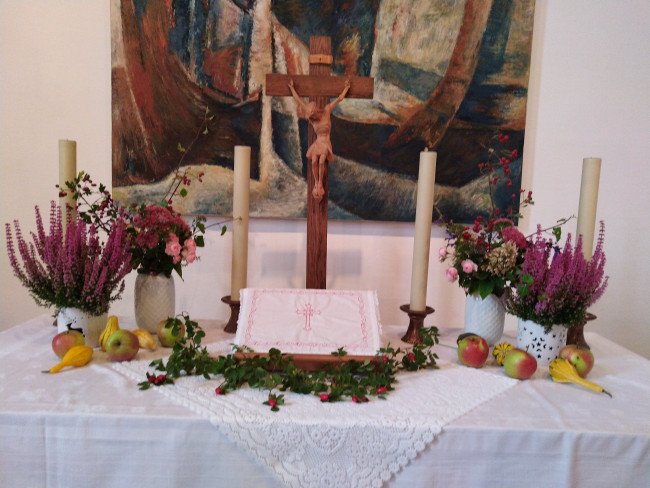Erntedankfest 2022 in der Friedenskirche – geschmückter Altar