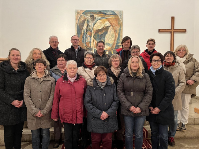 Gruppenbild mit allen Beteiligten und dem Kirchenchor des 50. Friedensgebet