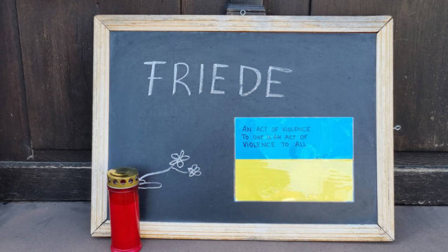 Tafel mit Ukraine-Flagge und der Aufschrift Friede