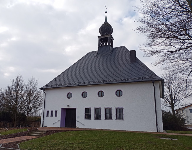 Kemnather Friedenskirche mit Baum und Friedhofsmauer (2024)