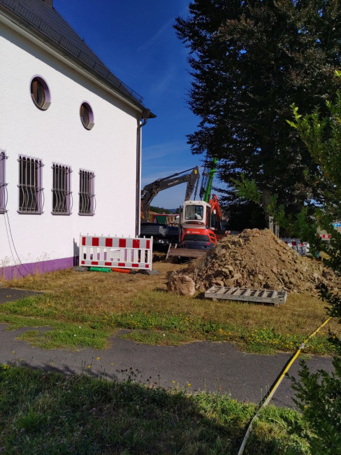 Baumaßnahmen zur Fassedentrockenlegung an der Friedenskirche (2. Bild, 07/2022)
